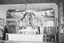 I'intérieur de l'église, Padlei, T.N.-O.[Le père Mikilaaq, un prêtre catholique. Il avait peint l'intérieur de  l'église à Arviat.] 1949-1950