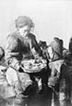 (Une femme Padleimuit et son enfant souffrant de la faim dans un camp situé sur le lac Henik-Sud, près de Padlei, T.N.-O., Février 1950.)[Kinaryuak (à gauche) et Kipsiyak (à droite).] n.d.