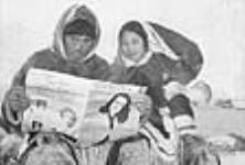 Un couple inuit lisant le magazine " Star Weekly ", Padlei, T.N.-O. [Aniksarauyak (à gauche) et son épouse Siquanak (à droite). Autrefois, les magazines étaient rares.] 1949-1950