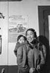 (Femme et enfant autochtone au bureau de la Gendarmerie royale duCanada (GRC).] 1949 - 1950
