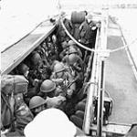 Des membres du Régiment de la Chaudière dans un bâtiment d'assaut de débarquement, près du NCSM Prince David 9 mai 1944