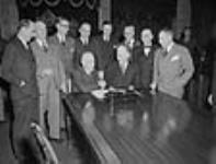 Signature, par les délégués de Terre-Neuve et du gouvernement du Canada, de l'entente admettant Terre-Neuve dans la Confédération. Le premier ministre Louis S. Saint-Laurent et l'honorable A.J. Walsh se serrent la main après la signature de cette entente déc. 1948