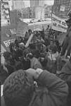 Dr. Henry Morgentaler et ses supporteurs lors de sa reddition au poste de police no.4 27 mars 1975