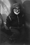 Enfant portant un masque de Halloween 1957