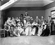 Groupe à un bal historique dont les costumes représentent la découverte de l'Amérique du Nord par Jean Cabot février 1896.