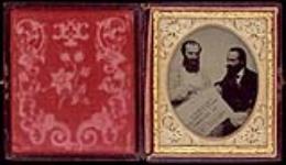 Deux hommes inconnus examinent un dépliant grand format annonçant la vente aux enchères d'une ferme ca. 1856