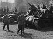 Sa Majesté le roi George VI en train d'inspecter les canons automoteurs « Priest » du 12e, du 13e ou du 14e Régiment d'artillerie de campagne, ARC 25 Apr. 1944
