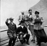 Ouest canadien, 1904. Membres probables de la famille Benjamin Low sur le navire à vapeur à passagers KOOTENAY ou ROSSLAND; ils sont munis de divers appareils photographiques, notamment un appareil photographique panoramique 1904