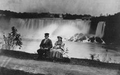 Jeune homme et jeune fille assis devant les chutes Niagara, du côté canadien vers 1858