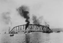 Remorquage de la travée centrale du pont de Québec vers l'amont du fleuve, jusqu'au pont 25 July 1916