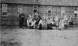 Groupe d'infirmières militaires et d'officiers à l'extérieur de l'une des baraques de l'Hôpital général no 4 (Université de Toronto), CSAC, à Kalamaria [ca. May 1916].