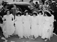 Les quintuplées Dionne et leurs soeurs arrivent au parc Lansdowne pour participer à un programme de musique religieuse durant le Congrès marial, où 250 000 Catholiques ont prié pour la paix et célébré le centenaire de l'archidiocèse d'Ottawa 18 - 22 June 1947