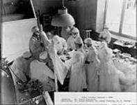 Le Dr Norman Bethune, le Dr Arthur Vineberg et le Dr P. Perron assistant le Dr Edward Archibald en train d'opérer un malade à l'hôpital Royal Victoria 1933