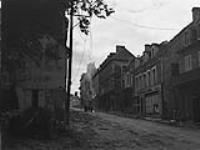 Soldiers from the South Saskatchewan Regiment, 2 Division, in a deserted street 16 - 17 Aug. 1944