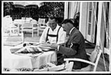 Adolf Hitler (à droite) et Hermann Goering, à l'Obersalzberg vers 1934 - 1939