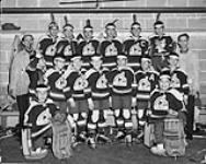 [Équipe de hockey pensionnat indien de Pointe Bleue participant au Tournoi international de hockey pee-wee de Québec tiendra pendant le Carnaval de Québec] February 1967