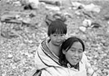 Young girl Leah carrying her younger brother, Noah, in her amauti, Baffin Island, Nunavut (formerly Northwest Territories) Octobre 1951.