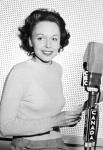 Michelle Tisseyre à ses débuts à la radio de la Société Radio Canada [document iconographique] 1941