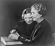 Helen Keller (a droite), écrivaine et éducatrice, et son amie Polly Thompson 1948