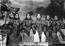 Belles of the Arctic, Cape Fullerton, Hudson Bay: Rosa, Hattie [Niviaqsarjuk], Nellie, Cooper and Tidley Winks 22 mars 1905.