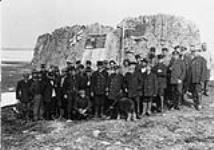 Le capitaine Joseph-Elzéar Bernier et son équipage à Winter Harbour, (N.W.T.) sur l'île Melville en 1908-09. Photo prise 1er juillet, 1909 1 juil. 1909