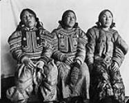 Jeunes femmes montrant leurs vêtements ornés de perles - de gauche à droite : Pikey de la tribu Nectchillic; Hattie [Niviaqsarjuk] de la tribu Kenepetu et Nellie de la tribu Iwilic 8 mars 1905.