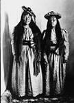 [Two Inuuk women (woman on the left is Niviaqsarjuk)]. Original title: Natives dressed for dance 1904