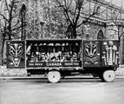 Une camionnette transportant une exposition vantant les avantages du commerce avec le Canada et de l'immigration vers ce pays 1920-1930