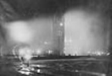Incendie de l'édifice du Centre, édifices du Parlement. Photographie prise à 0 h 30, quelques minutes avant l'effondrement de la tour 4 févr. 1916