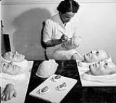 [Agnes Roberge en train de fabriquer des plâtres pour traiter des patients en chirurgie plastique, Christie Street Hospital, Toronto, Ontario, 1944.]