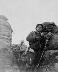 Soldat du Bataillon Mackenzie-Papineau dans une tranchée ca. 1937 - 1938