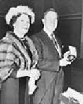 Le lauréat du prix Nobel de la paix Lester B. Pearson avec son épouse Maryon à la cérémonie de remise des prix tenue à Oslo, en Norvège 1957