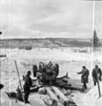 Au champ de tir de Valcartier, des ouvriers tirent avec un canon de 3,7 en position horizontale Feb. 1943