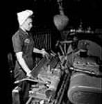 June Bowman spot-grinding a Vickers .303 machine-gun barrel, John Inglis Ltd mai 1944