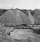 Vue de la mine d'amiante à ciel ouvert de 250 pieds de profondeur de la société Les mines d'amiante Bell Limitée à Thetford Mines avec l'usine à l'arrière-plan juin 1944