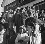 Un groupe d'Eskimos à l'extérieur du poste de la Compagnie de la Baie d'Hudson sur l'île Belcher [Premier rangée, de gauche a droite: Anne Qavvik Sr., Mary Novalinga, Caroline Novalinga, Shovia Eyaituq avec Caroline Tookalook sur son dos] 1949