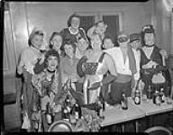 Groupe de gens costumés à une fête d'Halloween à l'hôtel Standish ca 1950.