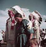 The annual Sun Dance ceremony at the Blood Indian Reserve, near Cardston, Alberta [La cérémonie annuel «Sun Dance» à la Reserve indienne Blood, près de Cardston, Alberta.] août 1953