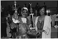 Concours du roi et de la reine du carnaval - Raymon reçoit de June James le trophée décerné au roi du carnaval, à Winnipeg 11 août 1989