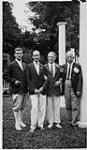 Wilson P. MacDonald, C.G.D. Roberts et des amis sur une pelouse devant des piliers  [1926]