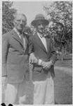 Wilson P. MacDonald et C.G.D. Roberts, bras dessus dessous [1925]