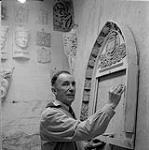 William Oosterhoff avec sculpture [ca 1954-1963].