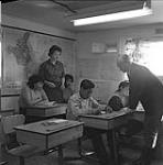 Bob Green (droite), directeur du centre de réhabilitation d'Apex, dans une salle de classe, baie Frobisher, T.N.-O., [Iqaluit (anciennement baie Frobisher), Nunavut] [between June-September, 1960].