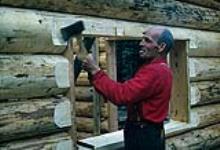 Un trappeur nommé Bob construit une nouvelle cabane pour le surveillant adjoint, au lac O'Hara septembre 1963