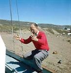 Bob Green, directeur du centre de réhabilitation d'Apex, baie Frobisher, T.N.-O., [Iqaluit (anciennement baie Frobisher), Nunavut] [between June-September, 1960].