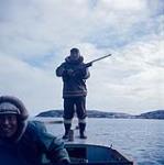 Deux chasseurs de phoques; l'homme assis à la gauche a été identifié comme étant Oshaweetok, baie Frobisher, T.N.-O., [Iqaluit (anciennement baie Frobisher), Nunavut] [
L'homme à l'arrière est Laisa Qaqjurajuk.] [between June-September, 1960].