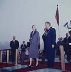 H.M. Queen Elizabeth speaking to the school children assembled at Lansdowne Park, Ottawa, Oct. 16, 1957. In the background, H.R.H. Prince Philip can be seen 16 octobre 1957.