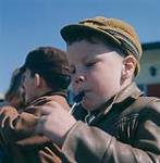 A young boy holding lollipop. [Jeune garçon tenant une sucette] avril 1961