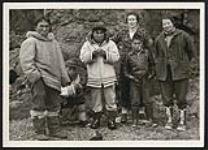 Rosemary Gilliat Eaton, Barbara Hinds, Sarpinak, Spyglassie, Mosesee and Pitsulak on "Spyglassie island," near Iqaluit (formerly Frobisher Bay), Nunavut [entre 18-19 août 1960].