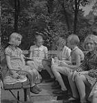 Halifax, groupe d'enfants assis dehors [ca. 1939-1951]